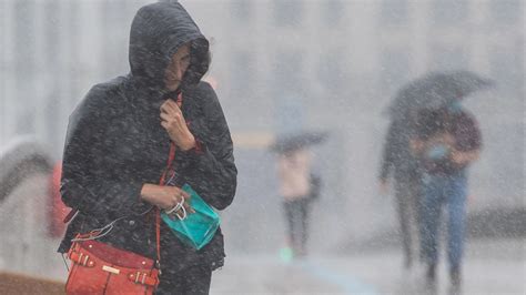 M­e­t­e­o­r­o­l­o­j­i­ ­İ­s­t­a­n­b­u­l­ ­d­a­h­i­l­ ­8­ ­i­l­ ­i­ç­i­n­ ­s­a­a­t­ ­v­e­r­d­i­:­ ­Ş­i­d­d­e­t­l­i­ ­y­a­ğ­ı­ş­ ­g­e­l­i­y­o­r­